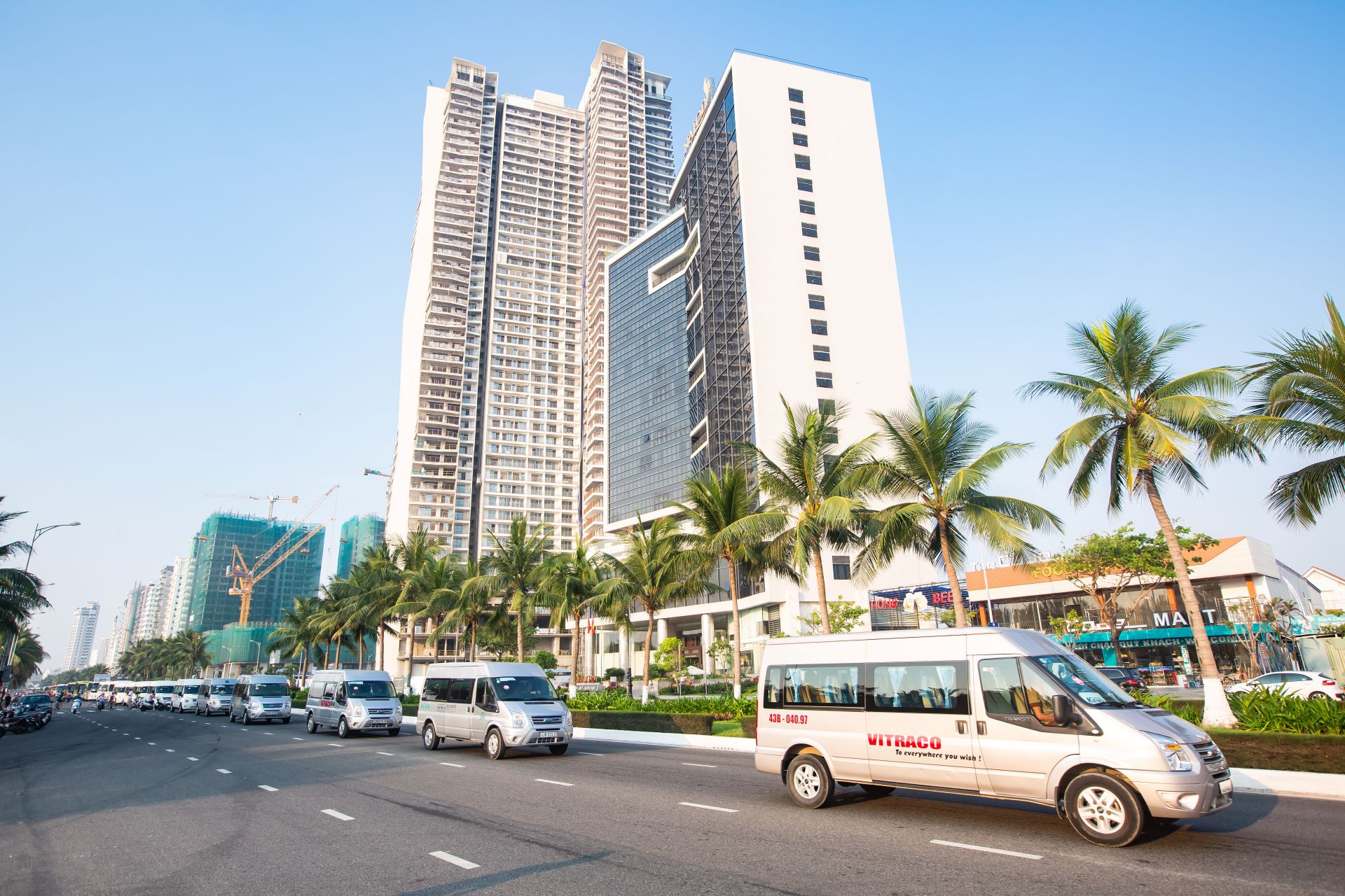 Cho thuê xe 16 chỗ tại Đà Nẵng 03