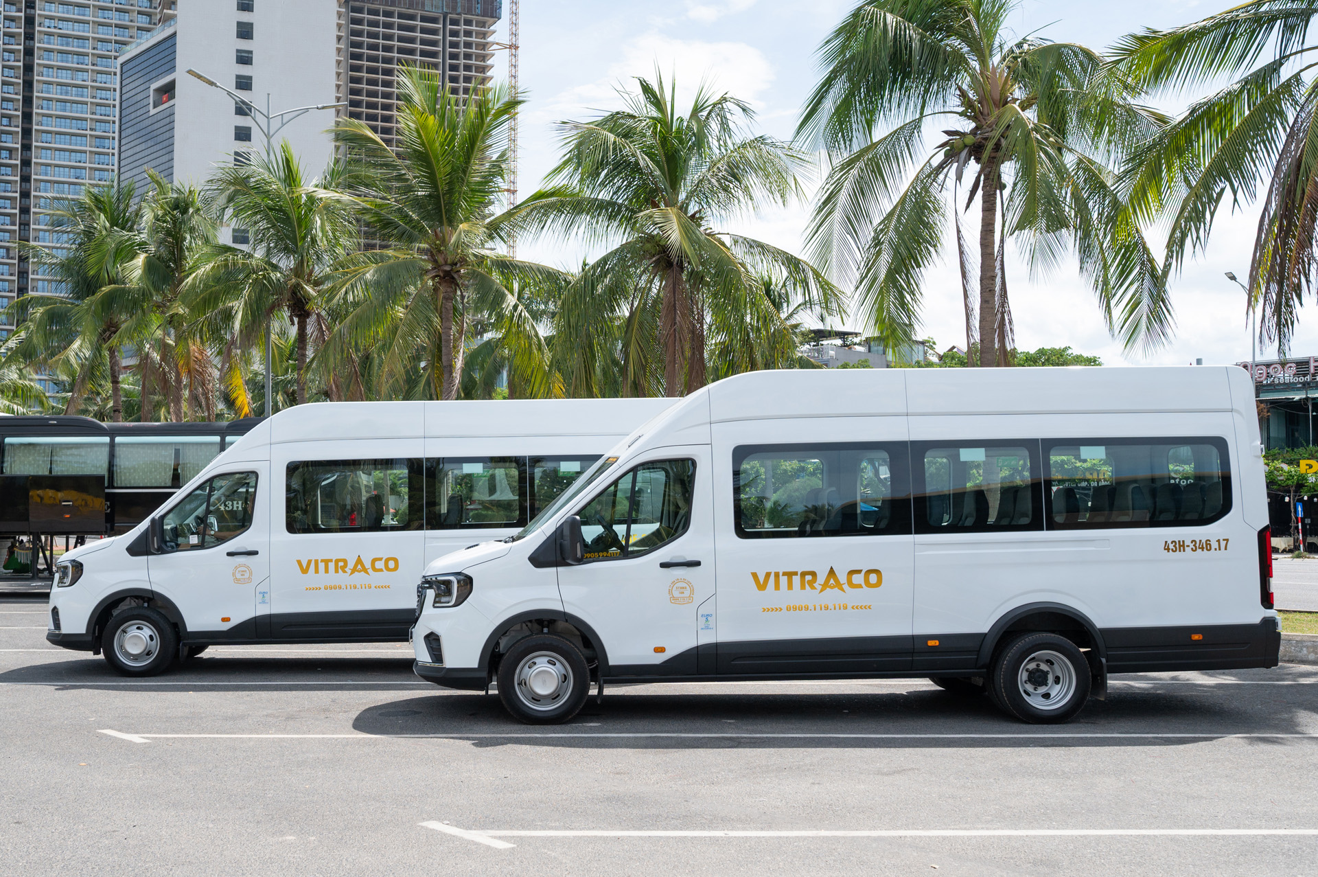 cho thue xe ford 18 cho mau trang tai da nang 14
